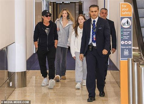 Keith urban arrives in sydney with daughters sunday 15 and faith 12 ...