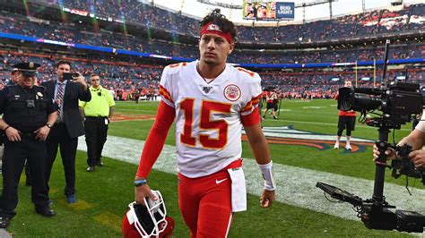 Patrick Mahomes injury: Chiefs quarterback hurts knee against Broncos