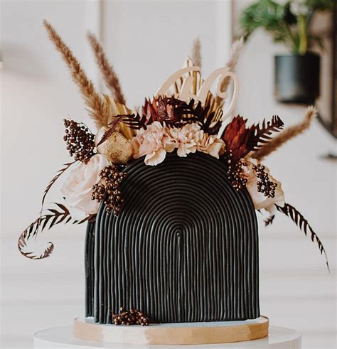 Trend Alert: Top Forward Arch Wedding Cakes to Swoon Over - Kino de Lirio