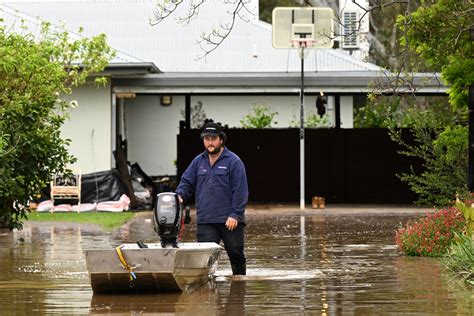 Floods strand hundreds as rivers peak - Bendigo Times