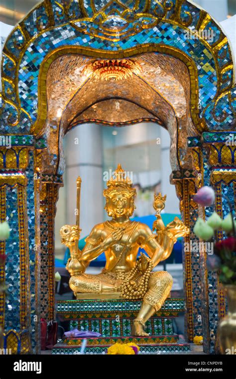 erawan shrine bangkok thailand Stock Photo - Alamy