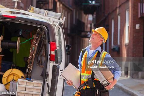 Installation Of Road Signs Photos and Premium High Res Pictures - Getty Images