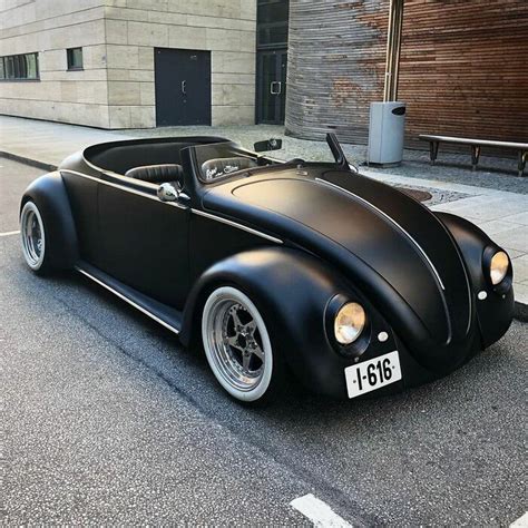 Cet homme a transformé une Volkswagen Coccinelle de 1961 en une décapotable noir mat | Vw cars ...