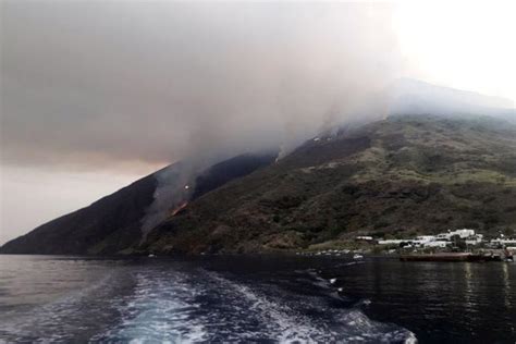 Volcano eruption today: Volcano erupts on Italian island of Stromboli, killing at least 1 — live ...