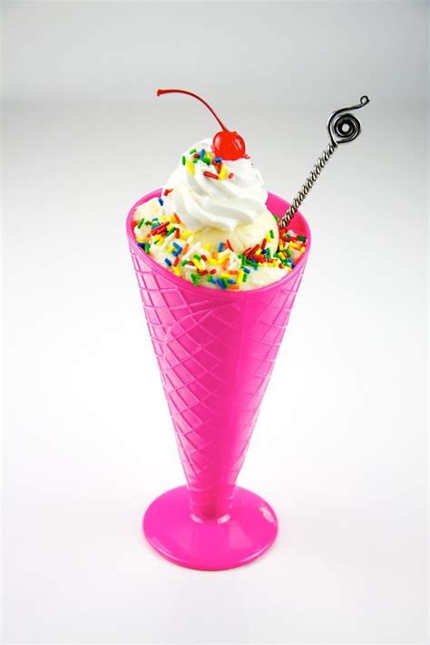 File:Ice Cream Sundae (5076899064).jpg - Wikimedia Commons