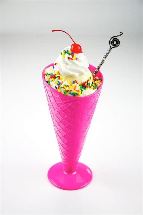 File:Ice Cream Sundae (5076899064).jpg - Wikimedia Commons