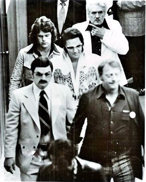 Memphis Mafia flanking the king. :) | Elvis presley photos, Elvis in concert, Elvis jumpsuits