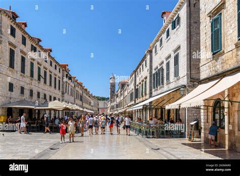 Cafes and restaurants on Stradun, Dubrovnik, Croata Stock Photo - Alamy