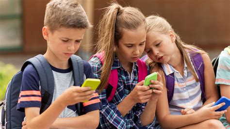 Kids News: Australia-first review into dangers and benefits of smartphone use at school | Herald Sun