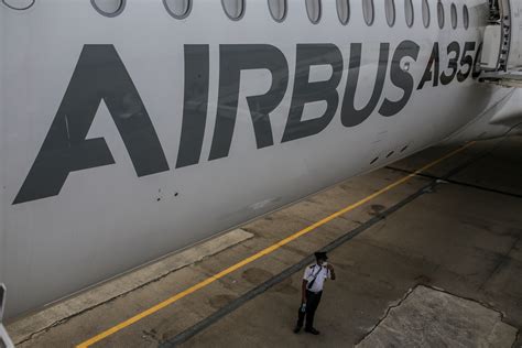 Qatar Airways Says It Didn’t Have to Accept Defective Airbus A350 Planes - Bloomberg