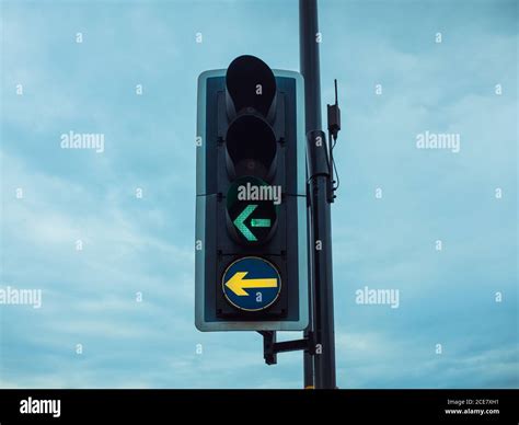 Green Traffic Light Arrow High Resolution Stock Photography and Images - Alamy