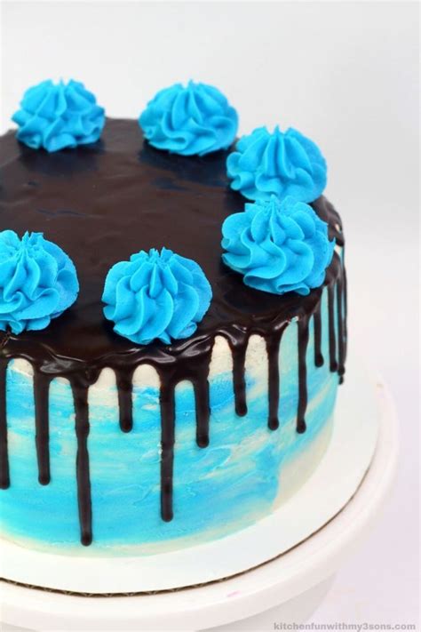 Layered Blue Velvet Cake | Cake flavors, Blue velvet cakes, Velvet cake