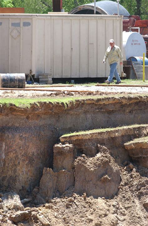 Sinkhole still plagues Daisetta