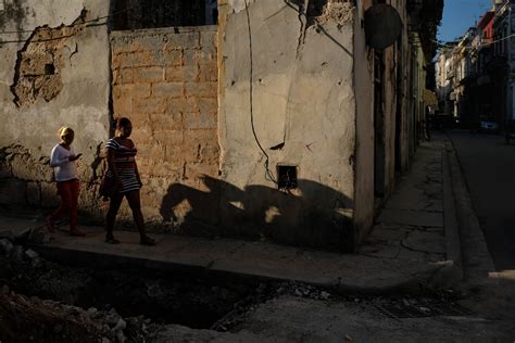 Fuji X100F In Havana - The Perfect Street Photography Camera? - StreetShootr