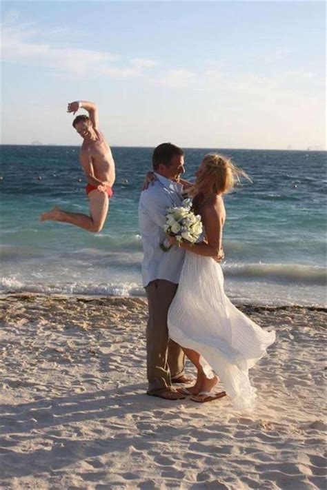 33 Wedding Photos Gone Wrong | Wedding photo fails, Awkward wedding ...