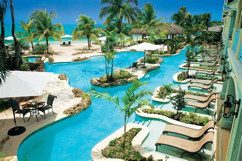 Relaxing Resort with Pool and Water Park