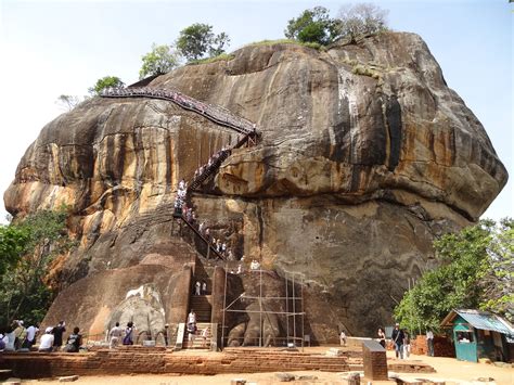 File:Sigiriya lion gate 04.JPG - Wikimedia Commons