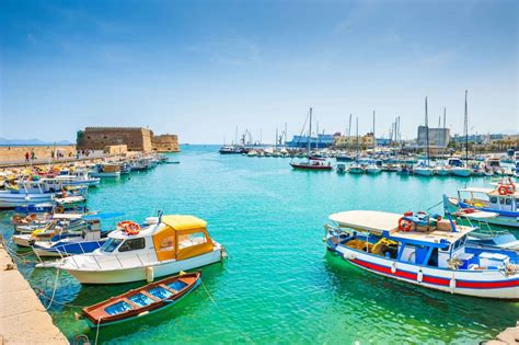 Arrivals and departures at Heraklion Airport (HER)