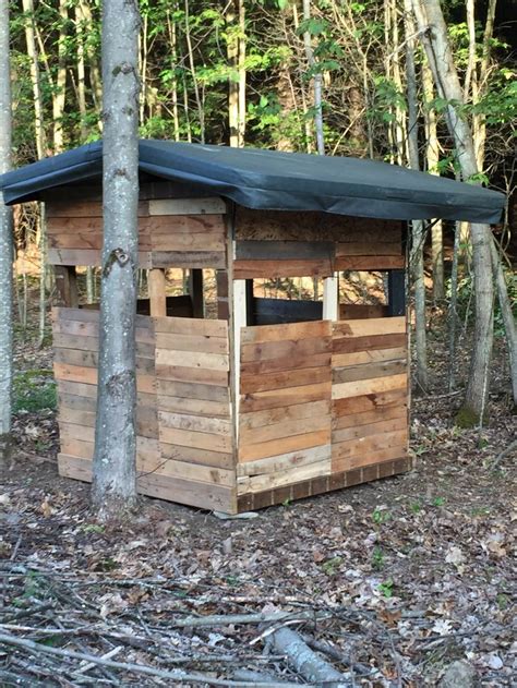 Pallet board hunting blind with old hot tub cover | Deer blind, Hunting ground blinds, Homemade ...