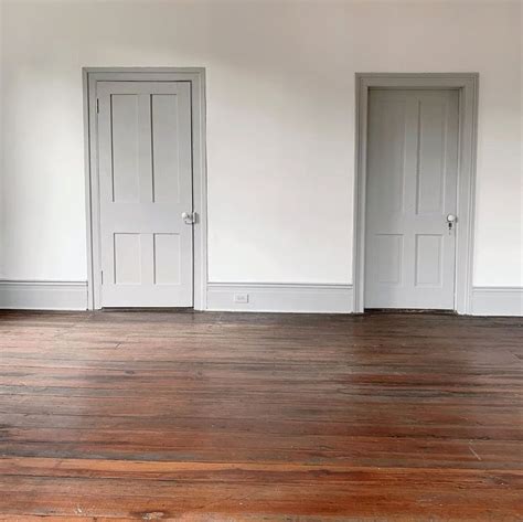 Contrasting trim paint in historic home, Randolph House circa 1795 ...