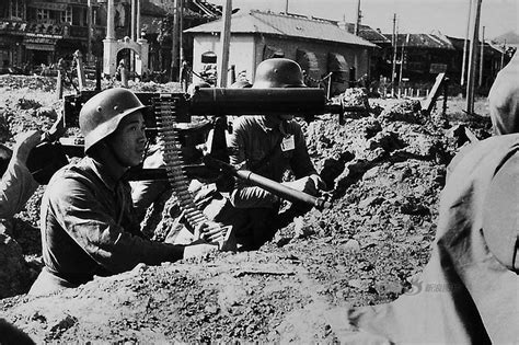 Chinese Machine Gun Crew, Battle of Shanghai, 1937 [950x633] : r/HistoryPorn