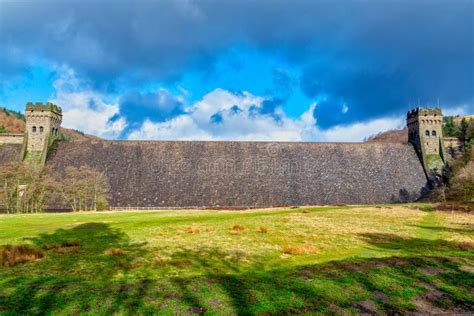 View of Derwent Dam and Reservoir, Peak District, Derbyshire, UK Stock Photo - Image of water ...