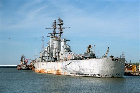 USS Newport News (CA-148) awaits scrapping, New Orleans, 1 April 1993 ...