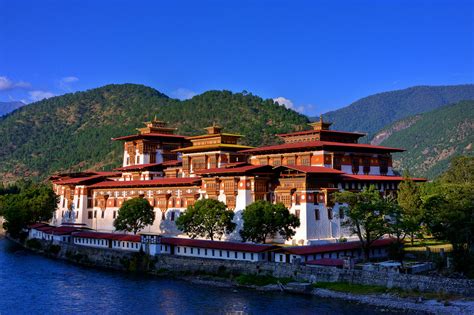 Punakha Dzong by ernieleo on DeviantArt