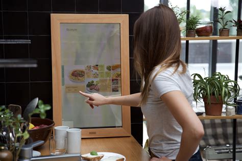 Smart Mirror Brings Windows 10 on Your Wall