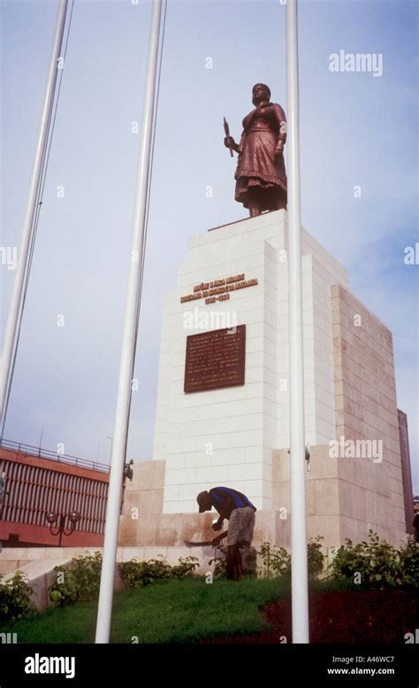 Nzinga statue hi-res stock photography and images - Alamy