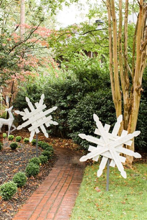 DIY Snowflake Yard Decoration | Outdoor christmas, Christmas yard art, Christmas yard decorations