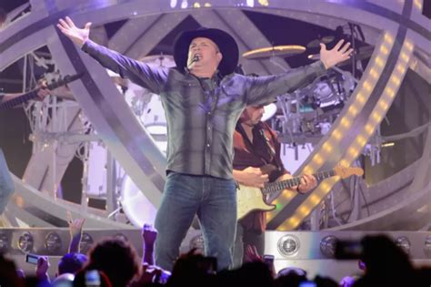 Garth Brooks Tickets to Benefit Christmas Wish [AUCTION]