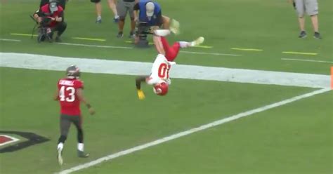 Chiefs WR Tyreek Hill Back Flips Into End Zone En Route To Touchdown (VIDEO)