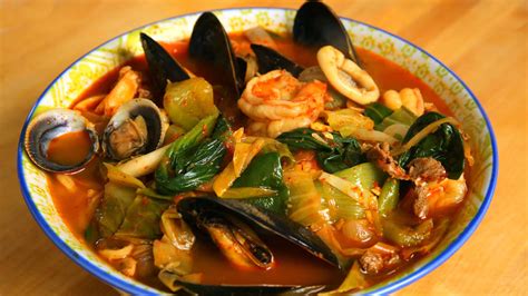 Jjamppong (Spicy mixed-up seafood noodle soup) recipe by Maangchi