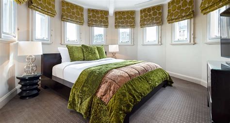 Luxury 4- star rooms & amenties at Radisson Blu Edwardian Kenilworth Hotel, London