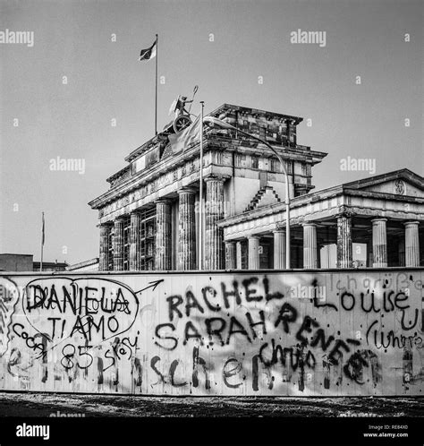 Brandenburg gate with graffiti on the wall Black and White Stock Photos ...