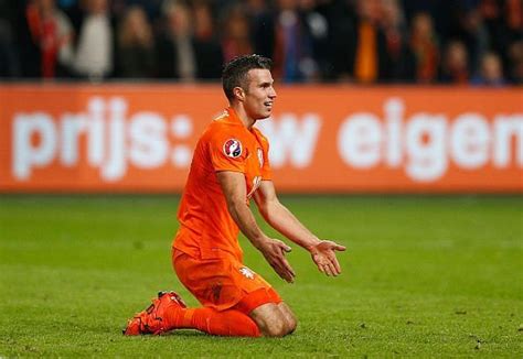 Robin Van Persie announces retirement from football