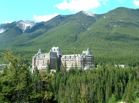 File:Fairmont Banff Springs Hotel.jpg