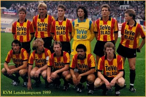 KV Mechelen. Campeão belga de 1989. Em pé: Sanders, Den Boer, Bosman ...