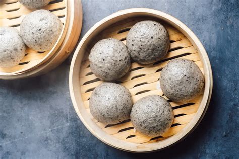 Black sesame steamed buns with molten filling 黑芝麻包