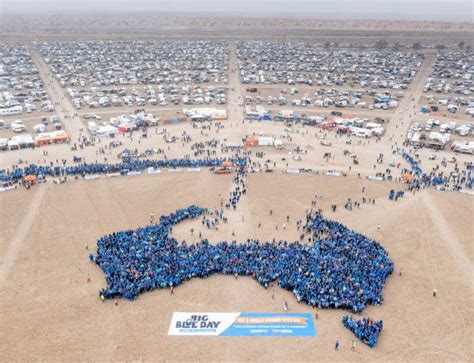 Big Blue Day breaks world record on first day of Big Red Bash | The Grey Nomads | Travel ...