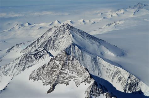 Photo of a mountain in Antarctica from the window of a Boeing 747 [OC][4928x3264] | Antarctica ...