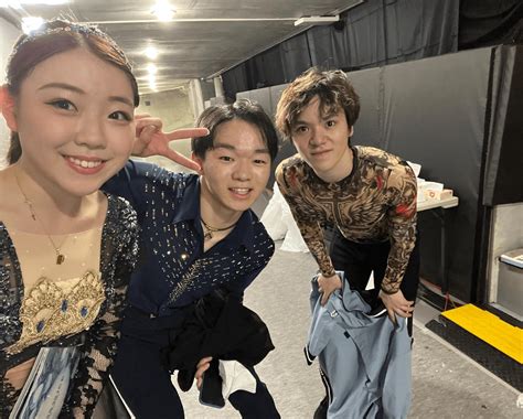 Shoma Uno takes a picture with two local teens : r/FigureSkating