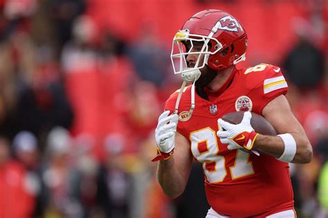 Travis Kelce gets flamed by NFL fans after early drop vs Raiders: “Too ...