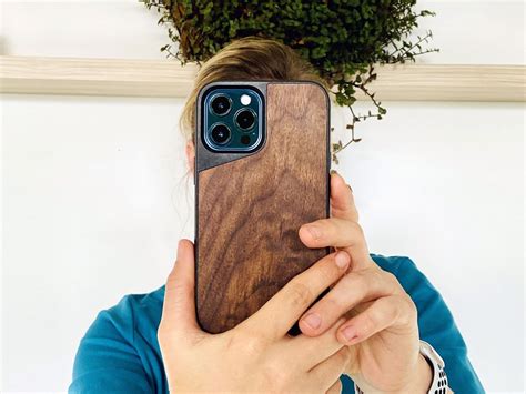 Mous Limitless 3.0 Walnut Case review: High-end style meets rugged ...