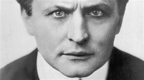 Harry Houdini - Magician - Biography.com