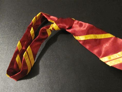 Harry Potter Countdown: Hogwarts Gryffindor Tie Tutorial - Rae Gun Ramblings