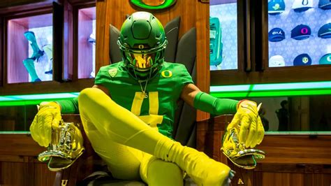 Five-Star WR Dakorien Moore Commits to Oregon Ducks Over Texas ...