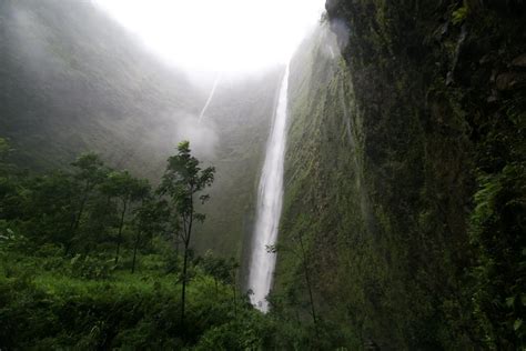 Hi'ilawe Waterfall, Waipio Valley, Hawaii (photo by Paul Hirst ...