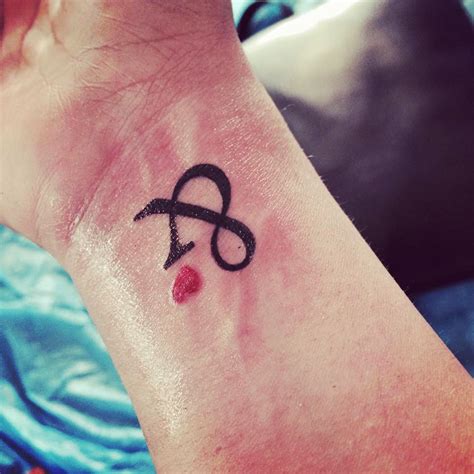 Idle tuesday afternoon thoughts: The Ampersand Tattoo